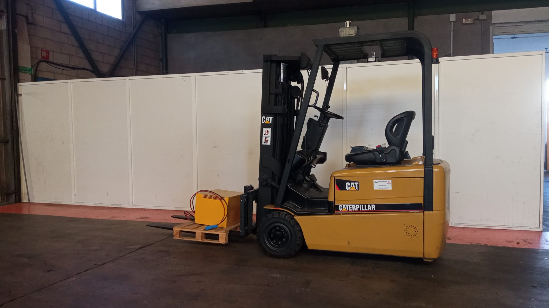 CARRETILLA ELEVADORA ELÉCTRICA CATERPILLAR EP16KT - PRECIO: 9.500 €