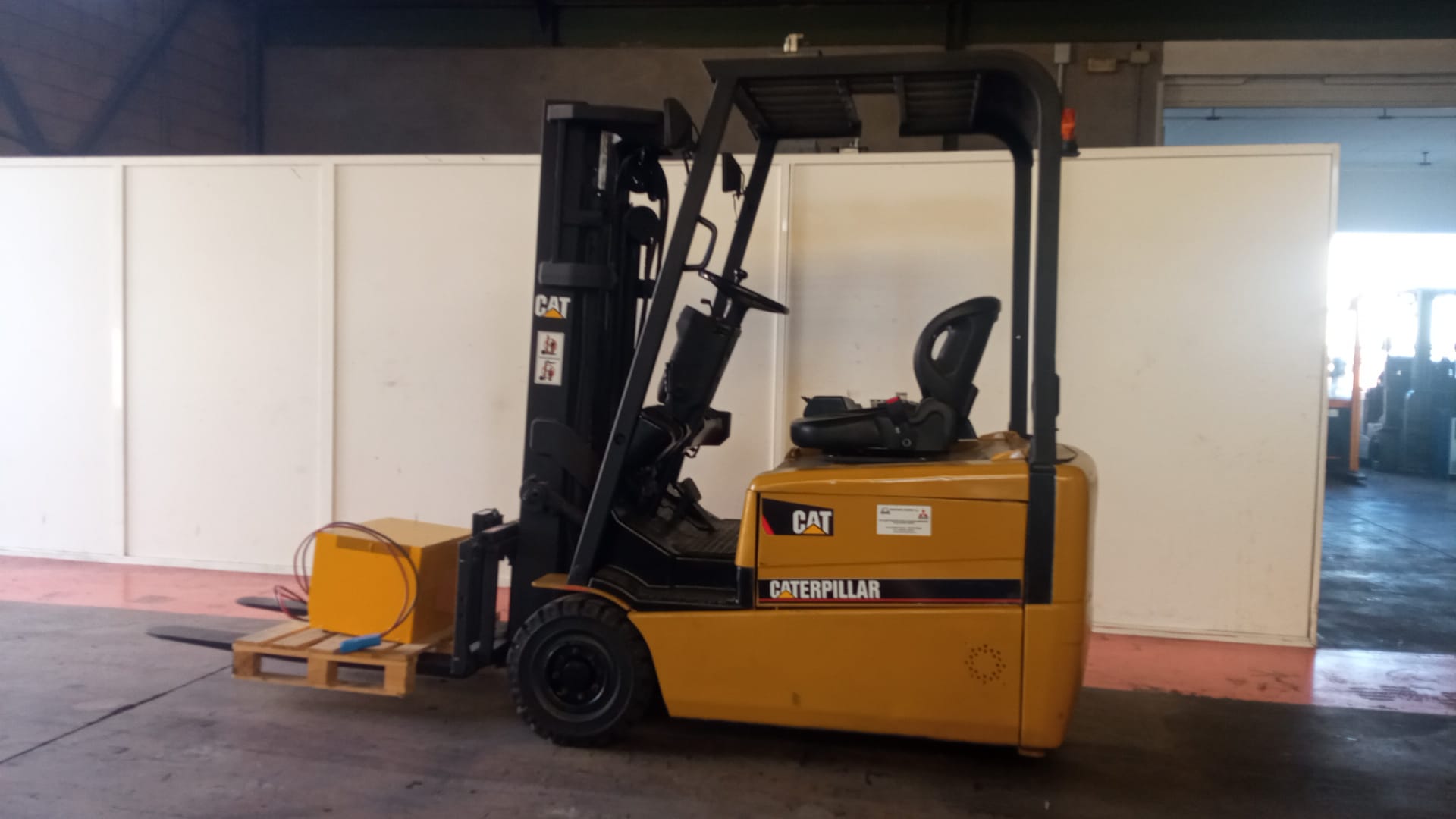 CARRETILLA ELEVADORA ELÉCTRICA CATERPILLAR EP16KT - PRECIO: 9.500 € - Imagen 5