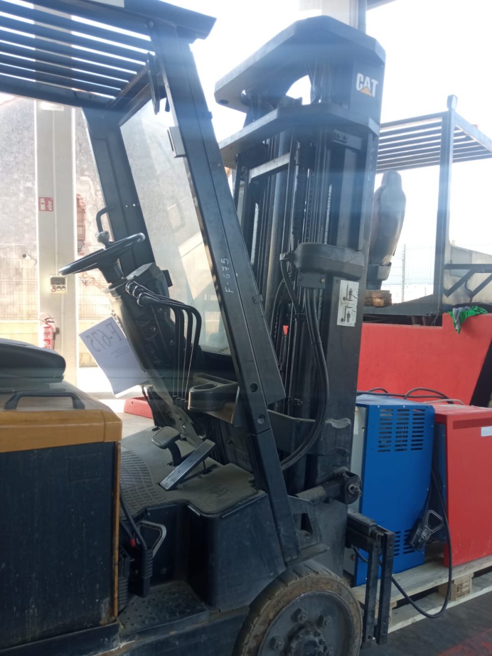 CARRETILLA ELÉCTRICA CATERPILLAR EC25K -2.5 Kg OCASIÓN - PRECIO: 7.800 € - Imagen 3