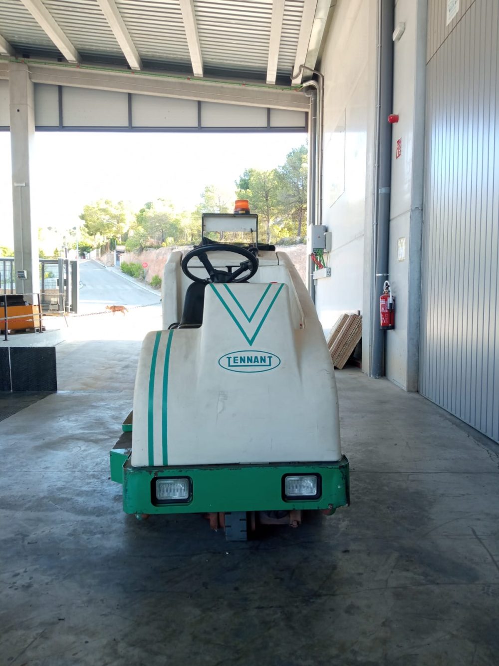 Fregadora Industrial Tennant 7200 Ocasión 130 Litros - Precio 3.200 € - Imagen 3
