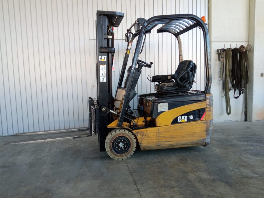 CARRETILLA ELEVADORA ELÉCTRICA USADA CATERPILLAR EP16NT - PRECIO: 8.900 €