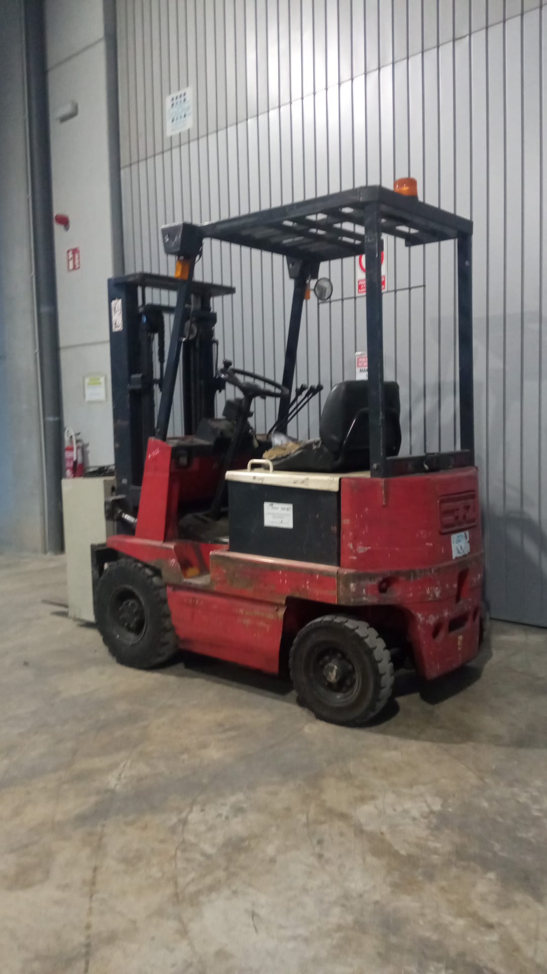 CARRETILLA ELEVADORA ELÉCTRICA NYK FB15P- 1.500 Kg - OCASIÓN- PRECIO: 3.700 € - Imagen 3