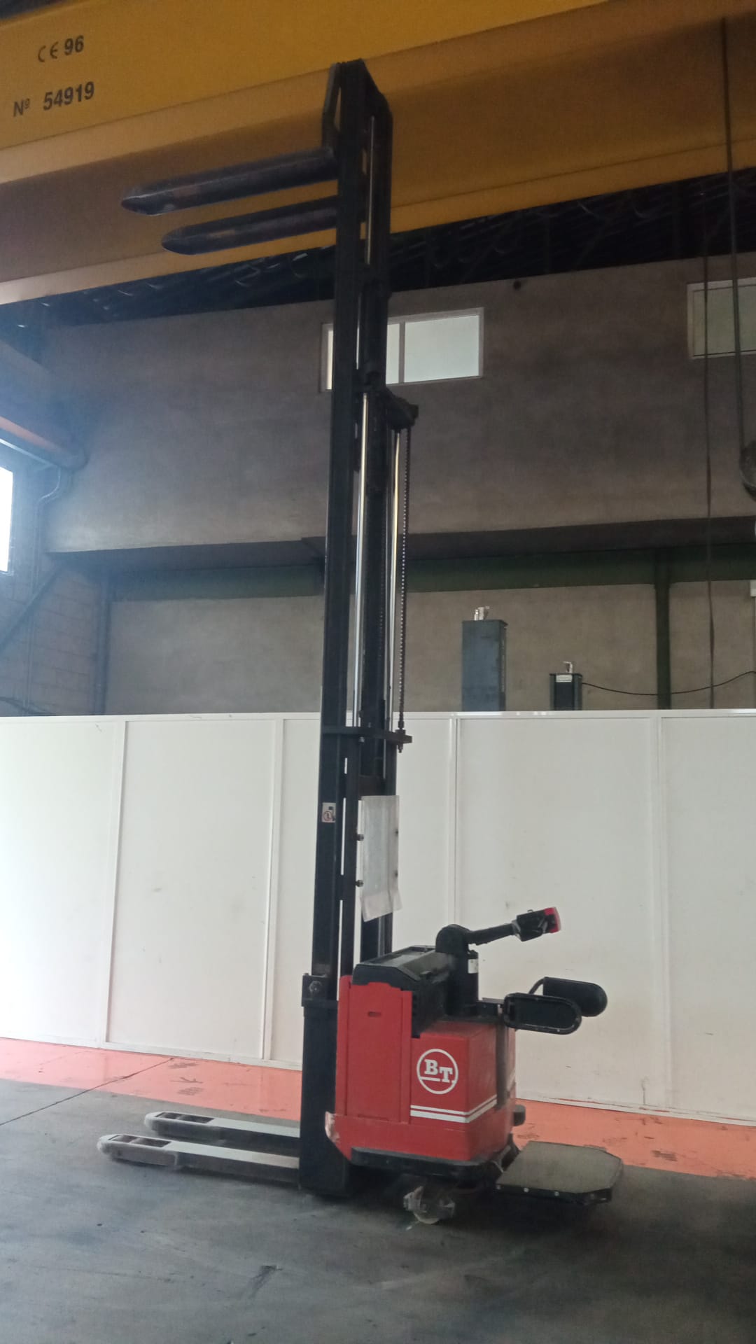 APILADOR ELÉCTRICO CON PLATAFORMA PORTAPERSONA BT LSV1250-11 - OCASIÓN - R-045 - PRECIO: 3.700 € - Imagen 3