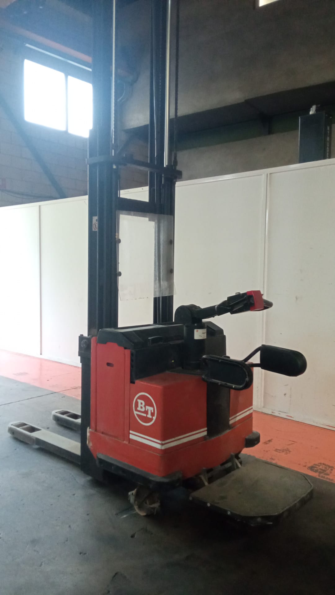 APILADOR ELÉCTRICO CON PLATAFORMA PORTAPERSONA BT LSV1250-11 - OCASIÓN - R-045 - PRECIO: 3.700 € - Imagen 4
