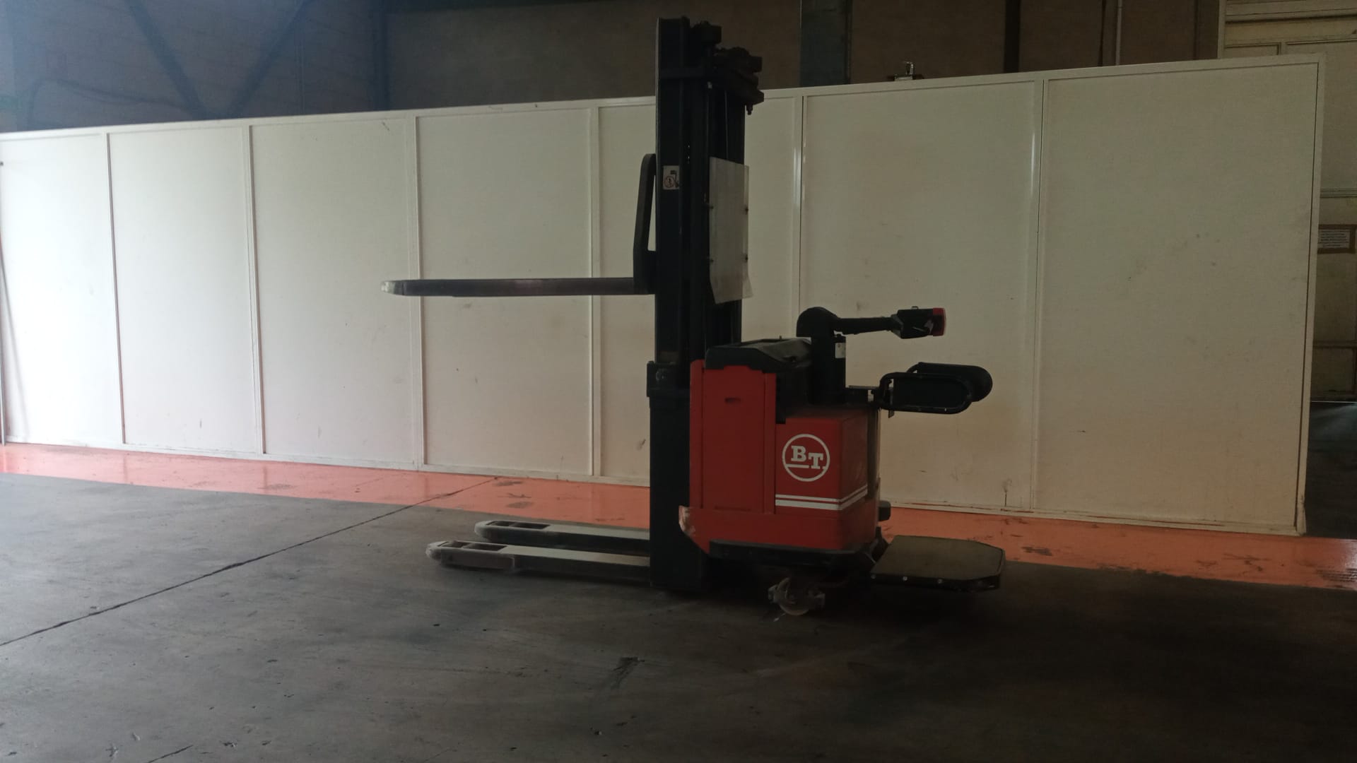 APILADOR ELÉCTRICO CON PLATAFORMA PORTAPERSONA BT LSV1250-11 - OCASIÓN - R-045 - PRECIO: 3.700 €