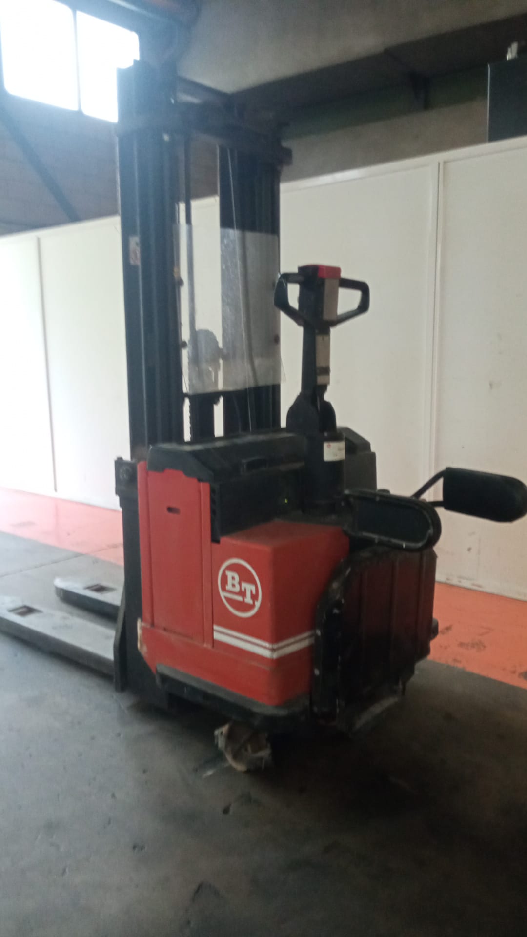 APILADOR ELÉCTRICO CON PLATAFORMA PORTAPERSONA BT LSV1250-11 - OCASIÓN - R-045 - PRECIO: 3.700 € - Imagen 11