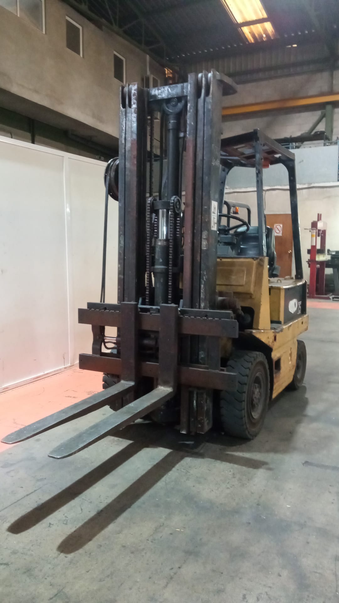 CARRETILLA ELEVADORA ELÉCTRICA TCM FB15H4 - 1.500 Kg - OCASIÓN- PRECIO: 5.000 € - Imagen 4