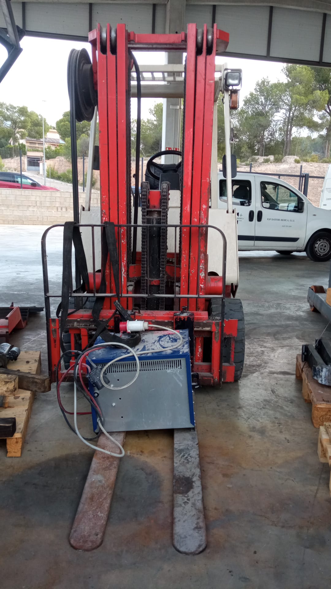 CARRETILLA ELEVADORA ELÉCTRICA NISSAN UM02L25U - 2.500 Kg - OCASIÓN- PRECIO: 9.500 € - Imagen 4
