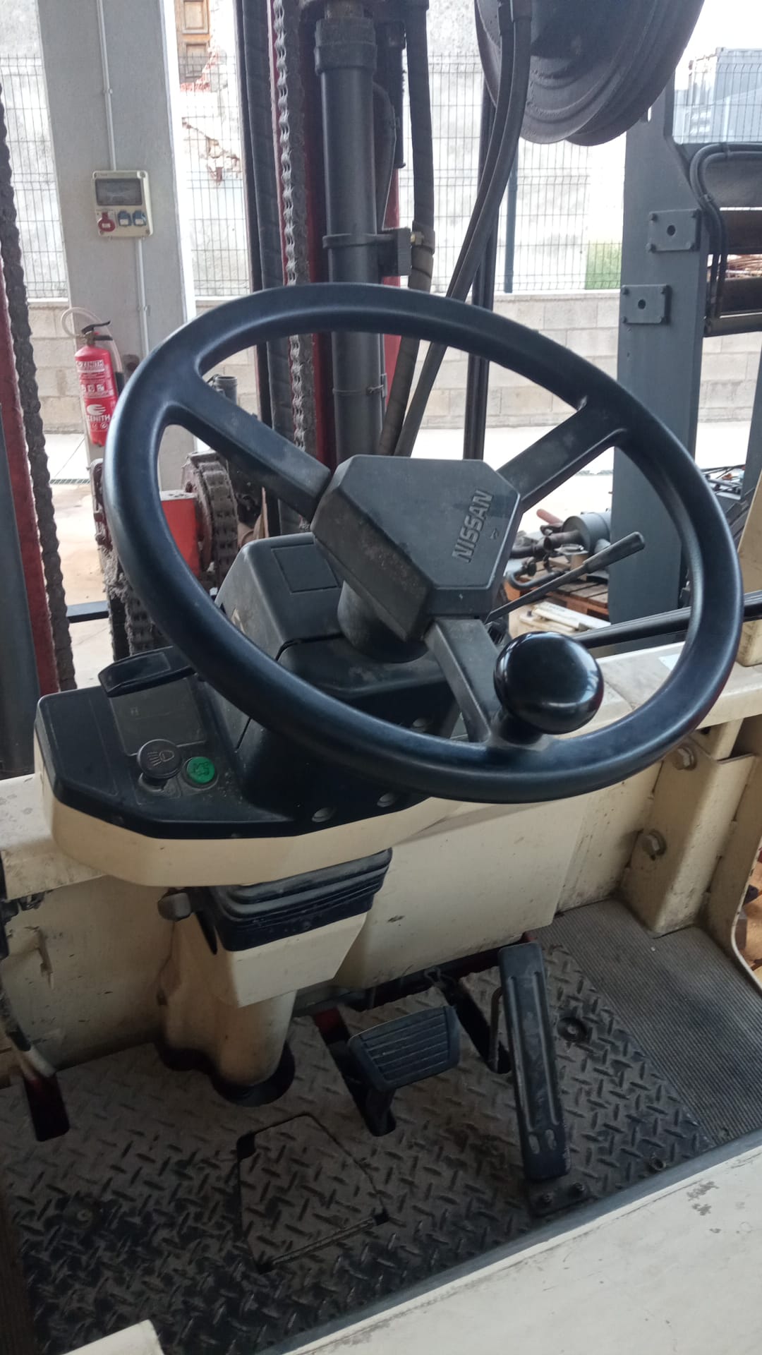 CARRETILLA ELEVADORA ELÉCTRICA NISSAN UM02L25U - 2.500 Kg - OCASIÓN- PRECIO: 9.500 € - Imagen 5